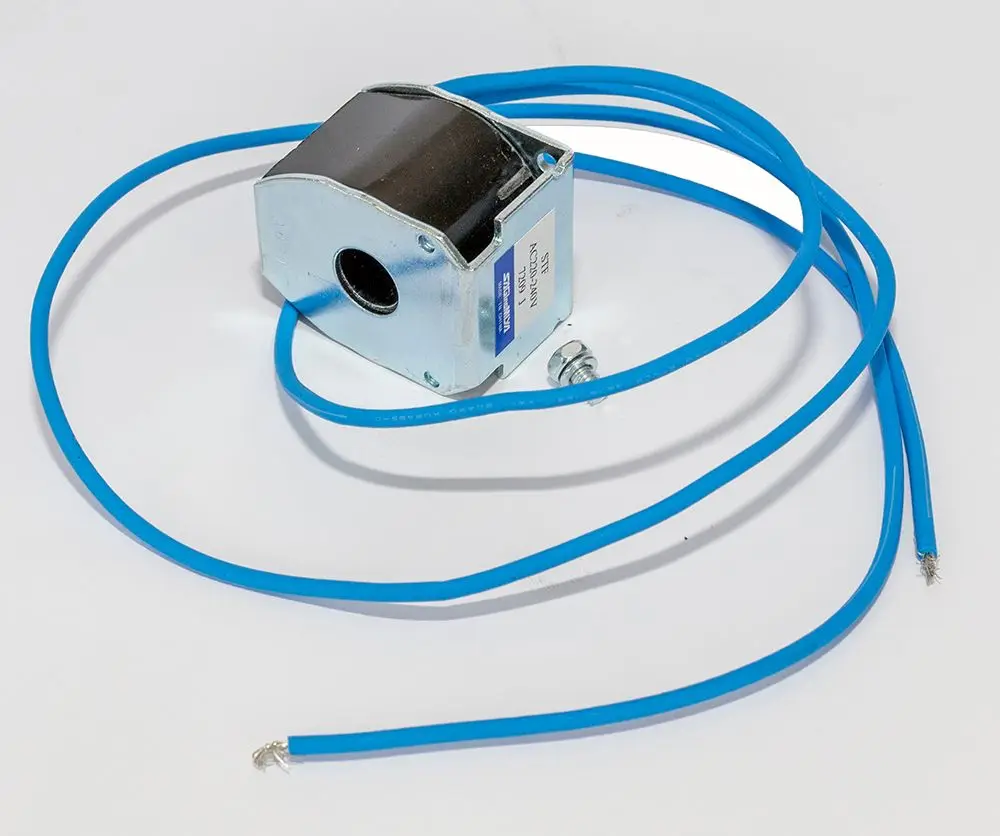 Daikin-Spule eines 4-Wege-Ventils mit zwei blauen Anschlusskabeln, montiert in einem Metallgehäuse, auf einem weißen Hintergrund.